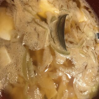 豆腐と、玉ねぎの味噌汁